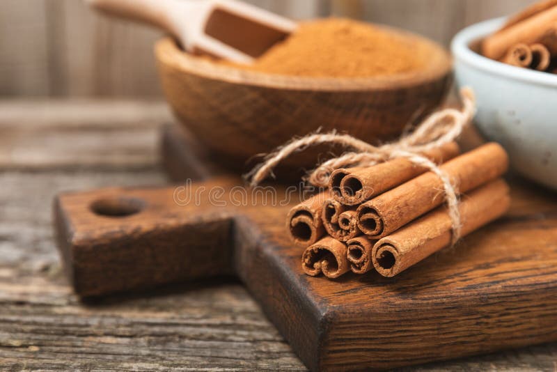 质地质的木背景中的肉桂条. 免版税库存图片
