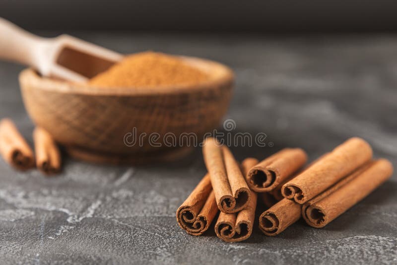 质地质的木背景中的肉桂条. 免版税库存图片