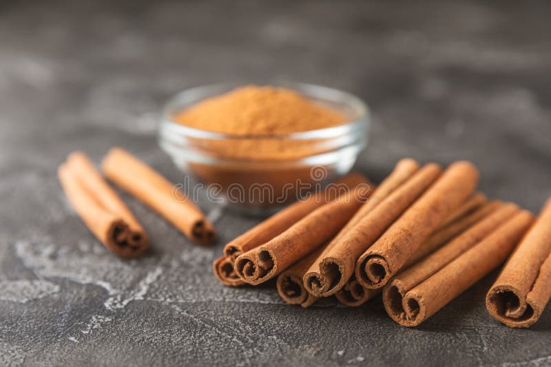 质地质的木背景中的肉桂条. 库存图片