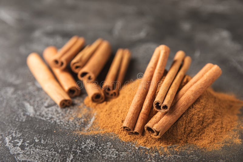 质地质的木背景中的肉桂条. 免版税图库摄影