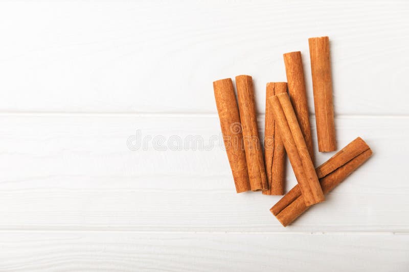质地质的木背景中的肉桂条. 免版税库存图片