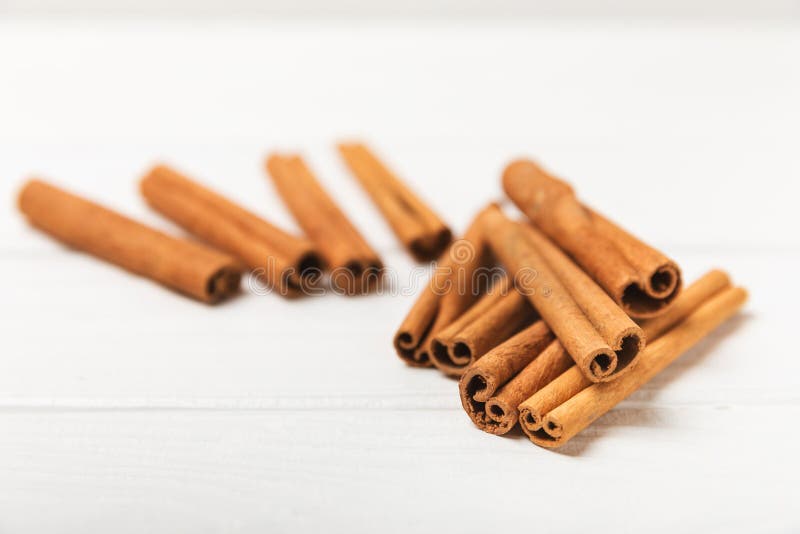 质地质的木背景中的肉桂条. 库存图片