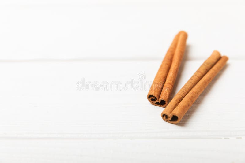 质地质的木背景中的肉桂条. 库存照片