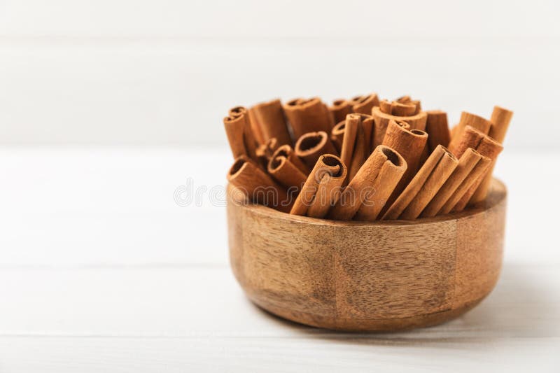 质地质的木背景中的肉桂条. 库存图片