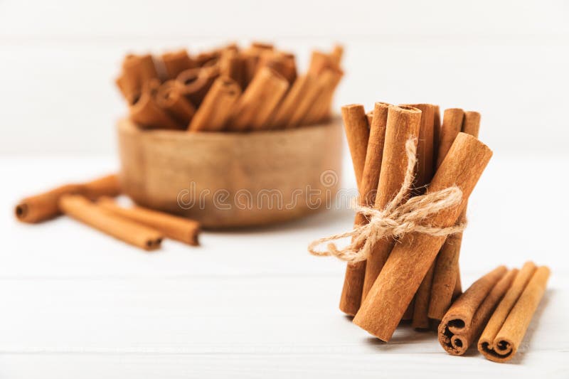 质地质的木背景中的肉桂条. 免版税库存照片