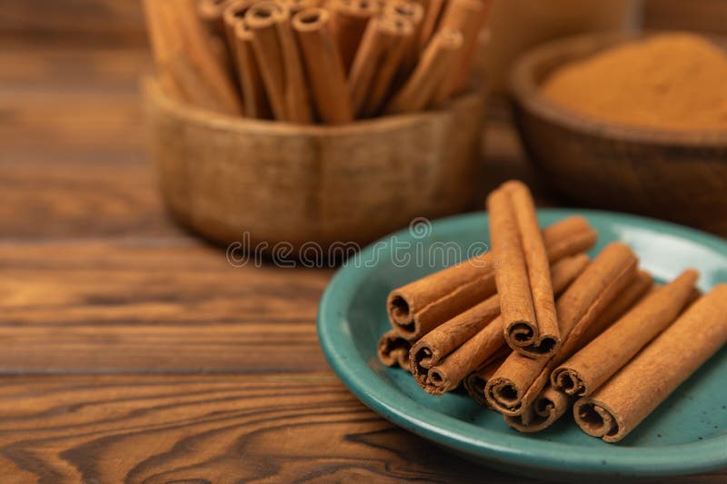 质地质的木背景中的肉桂条. 图库摄影