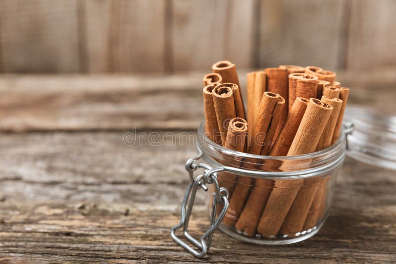 质地质的木背景中的肉桂条. 免版税库存图片