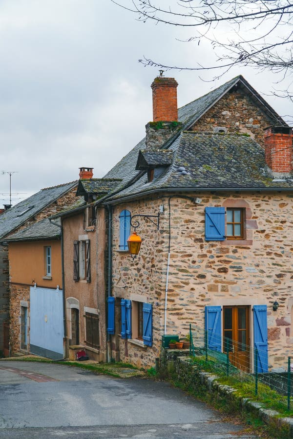 乡村漫步：穿梭于古老法国村庄的狭窄小巷 免版税库存图片