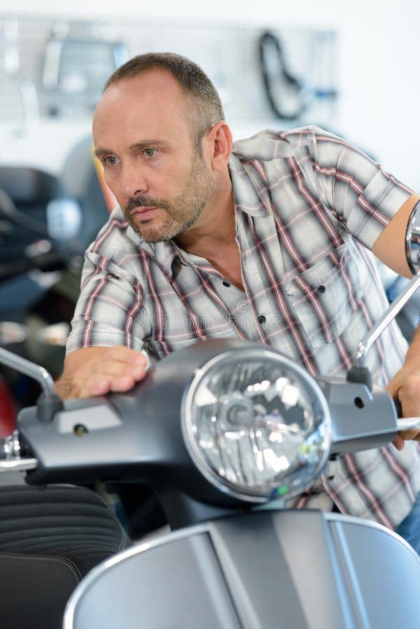 购买摩托车店 库存图片