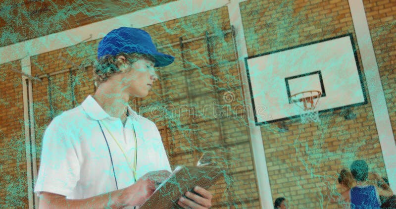 贴在砖墙球场上的男教练展示动画体育比赛重叠 股票录像