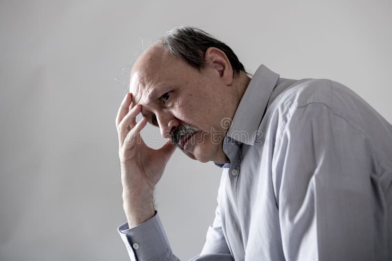 资深成熟老人顶头画象看起来他的60s的哀伤和担心的遭受的痛苦和消沉在悲伤面孔表示 免版税库存图片 资深成熟老人顶头画象看起来他的60s的哀伤和担心的遭受的痛苦和消沉在悲伤面孔表示 免版税库存图片
