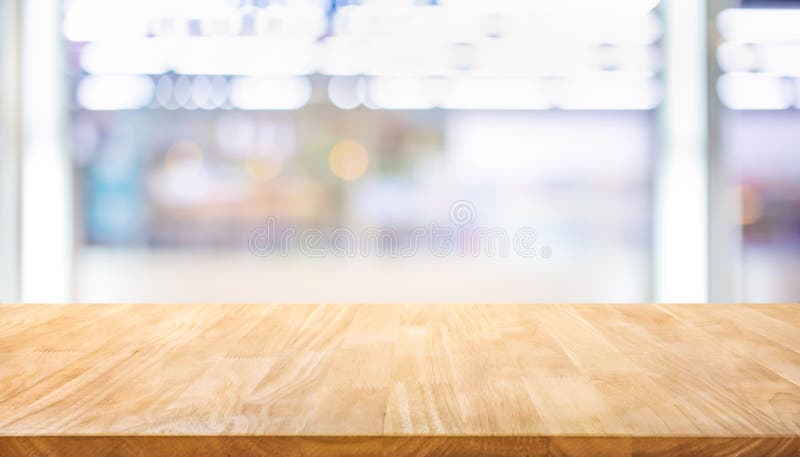 超市背景模糊产品货架上木桌的选择焦点 库存照片