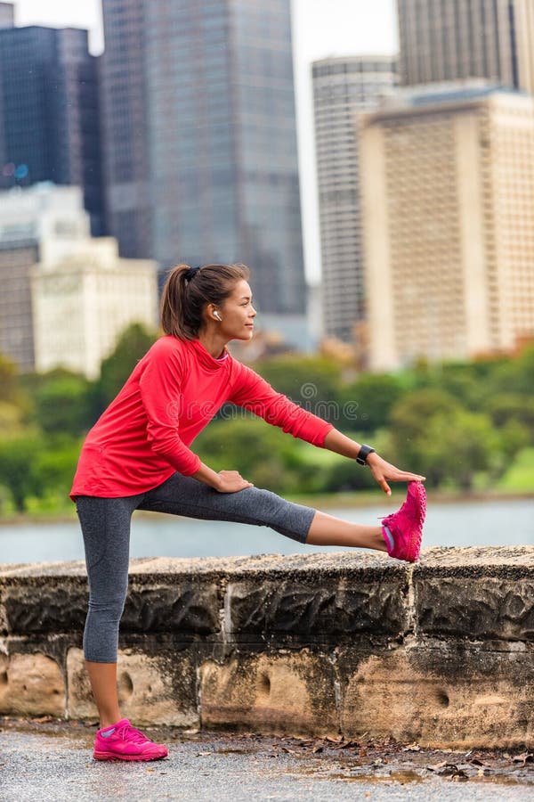跑健康生活方式赛跑者妇女的城市舒展腿部锻炼跑在都市背景中 悉尼，澳大利亚旅行 ??