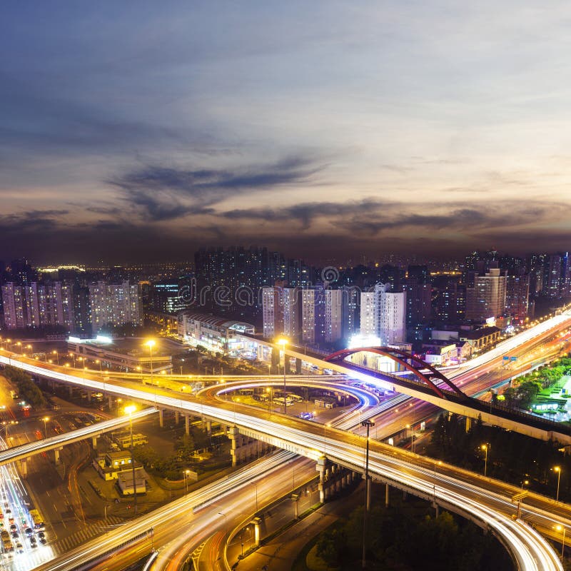 跨线桥在现代城市在晚上 免版税图库摄影