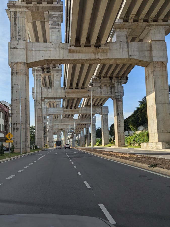 跨过下面道路的大型混凝土高速公路立交桥 免版税库存照片