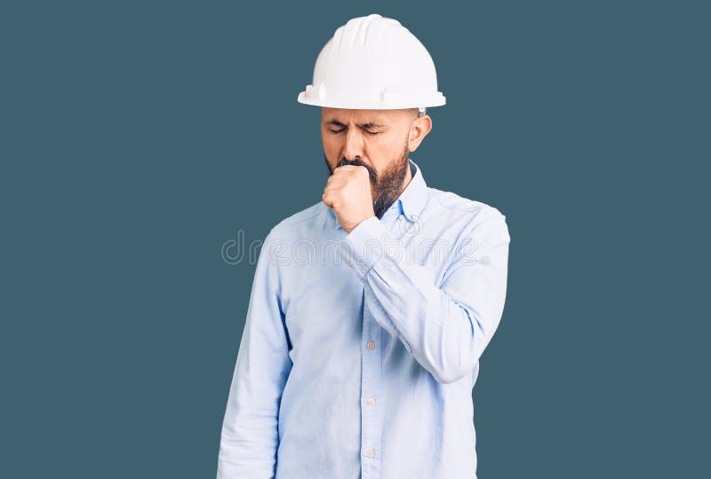 身着建筑师精装帽的年轻英俊男子，身体不适，咳嗽是寒冷或支气管炎的症状 库存图片