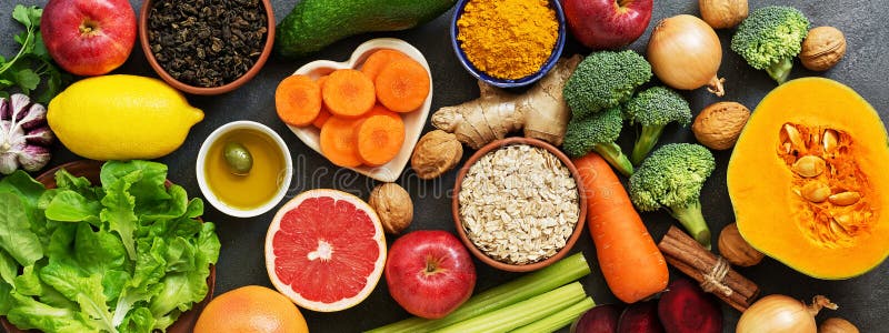 边境排肝节食食品概念、水果、蔬菜、坚果、橄榄油、大蒜 清洁身体，健康饮食 顶视图，