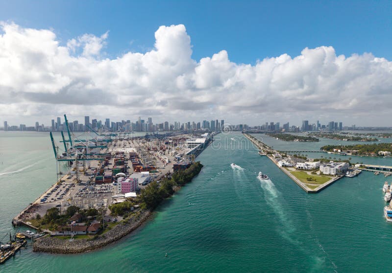 迈阿密佛罗里达2025年2月12日 : 海运. 迈阿密港. 迈阿密航空货运集装箱 库存图片