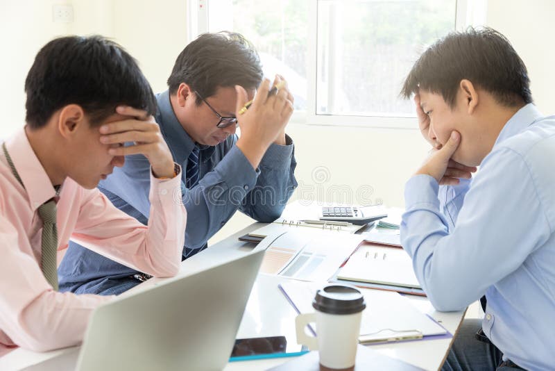 运作办公室的企业和财务的概念,强调说在投资不是经营计划成功以后的商人配合 库存图片 运作办公室的企业和财务的概念,强调说在投资不是经营计划成功以后的商人配合 库存图片