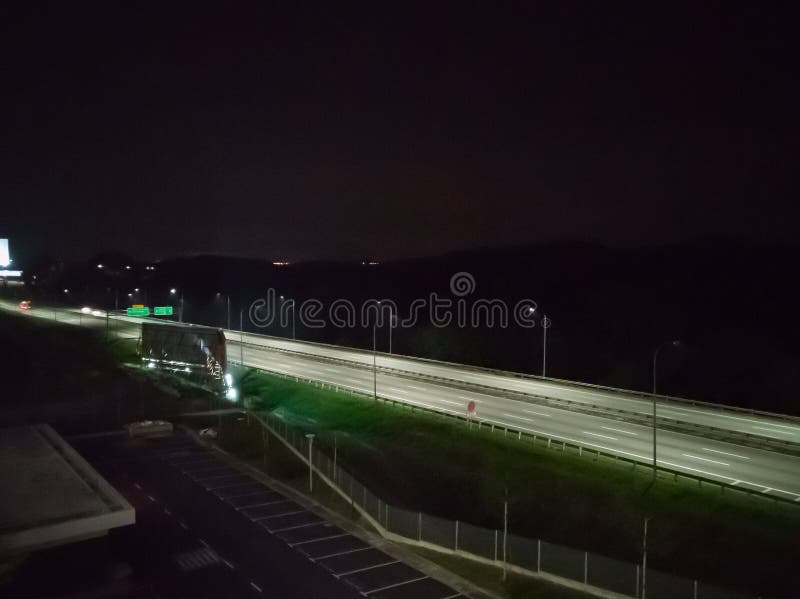 '运动'期间斯里普特拉市出口附近的一条夜间空荡荡的南北公路 库存照片 '运动'期间斯里普特拉市出口附近的一条夜间空荡荡的南北公路 库存照片