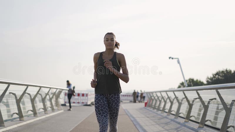 运动女孩在清晨慢跑. 有运动魅力的女孩4