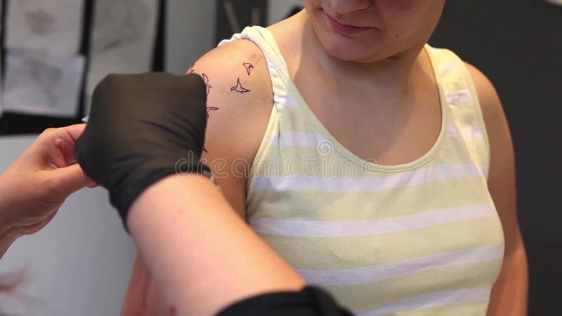 运用纹身花刺的图象纹身花刺艺术家
