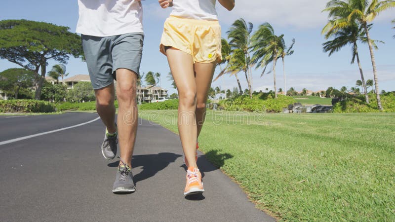 运行人员 公园多民族青少年夫妇慢跑低区 男人和女人的慢动作视频在跑