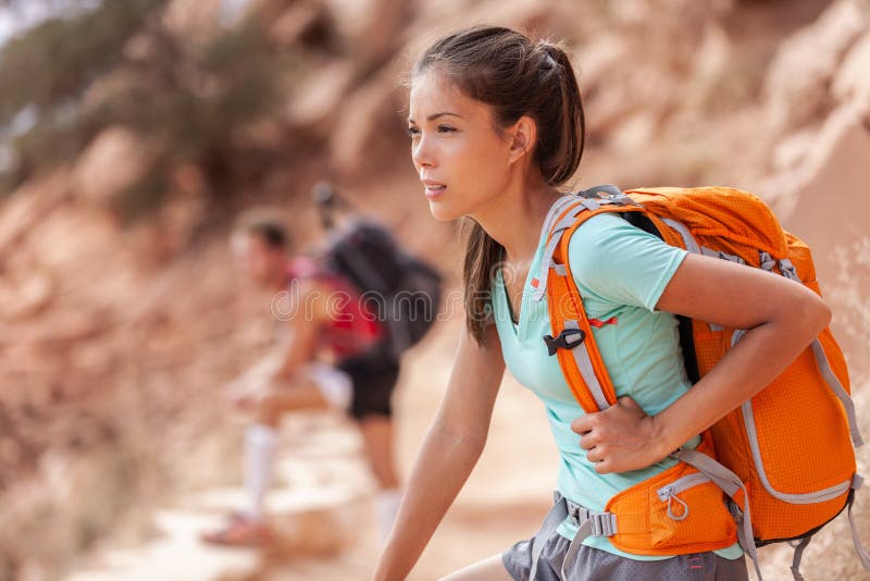 运载重的背包的远足旅行亚裔徒步旅行者妇女疲乏在走山的大峡谷足迹的室外艰苦跋涉 ??