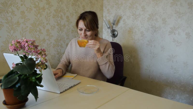这个年轻女人喝茶，在家里用电脑工作，却不回家 股票录像