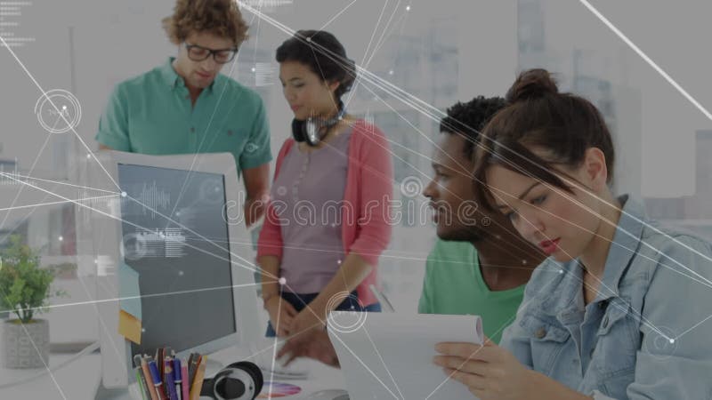 这位男性创意设计师正在向他的同事在创意办公室展示一些东西 库存例证