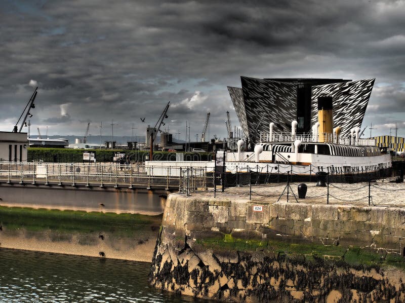 这栋建筑位于皇后岛，这是一个位于贝尔法斯特湾入口处的人工陆地 图库摄影