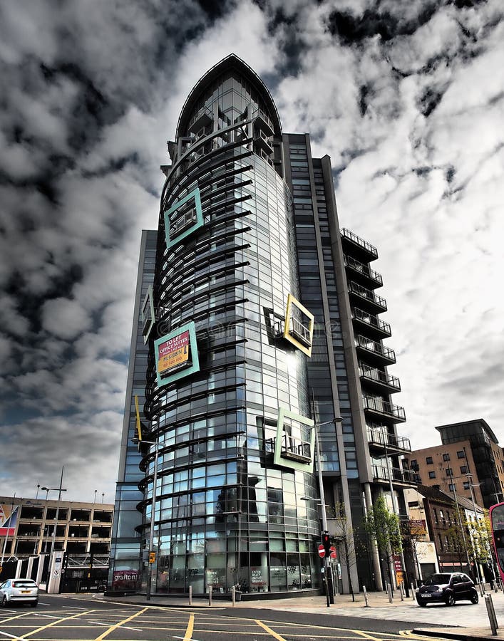 这栋建筑位于女王岛，是贝尔法斯特拉夫湖入口处的一块土地，从水中回收 免版税库存照片