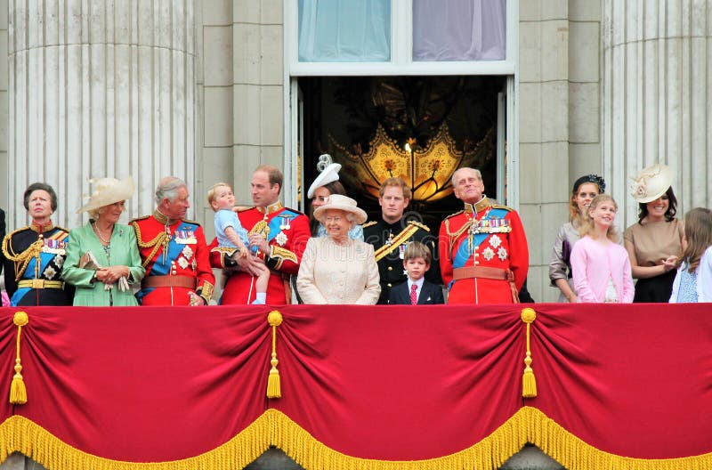 伊丽莎白女王 & 哈里王子，威廉，凯特，查尔斯，菲利普 王室 Trooping the Colour 阳台 2015 免版税库存图片