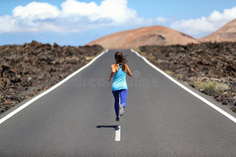 连续运动员妇女赛跑者体育健身生活方式-训练心脏跑步的锻炼的女孩户外 免版税库存图片 连续运动员妇女赛跑者体育健身生活方式-训练心脏跑步的锻炼的女孩户外 免版税库存图片