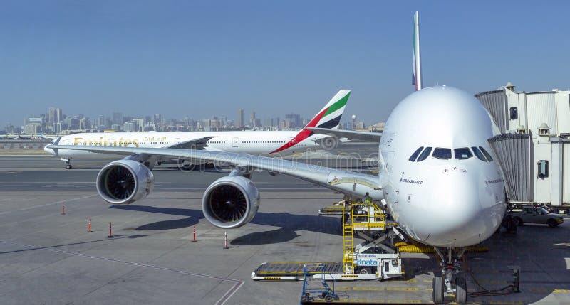 迪拜 — 2019年4月7日:阿联酋迪拜机场Airates Airbus 380和Boeng 777,2019年4月7日 免版税图库摄影 迪拜 — 2019年4月7日:阿联酋迪拜机场Airates Airbus 380和Boeng 777,2019年4月7日 免版税图库摄影
