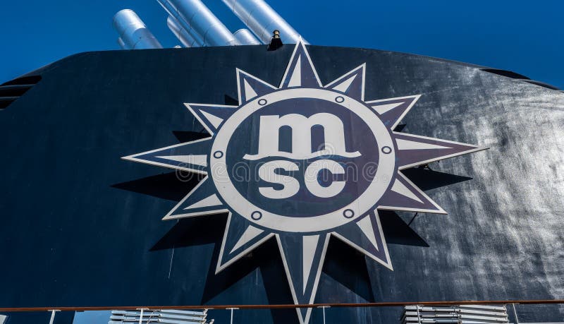 迪拜阿拉伯联合酋长国4月4日2023年 : 船上msc徽标. msc邮轮游世界最大的邮轮之一 免版税库存图片