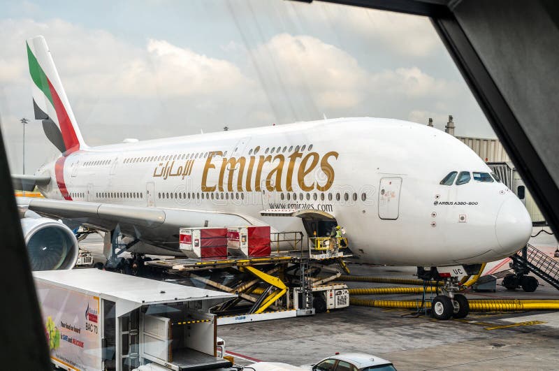 迪拜阿拉伯联合酋长国4月12日2023年 : 阿联酋航空空客a380800在迪拜国际机场. 空客a380是 库存图片