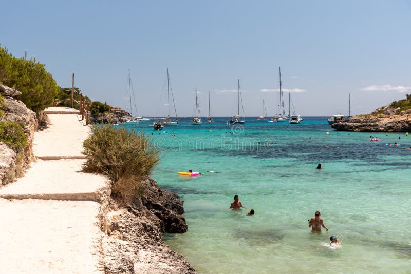 迷人的渔村马略卡西班牙的de soller港拥有美丽的海滩和清澈的水 库存照片