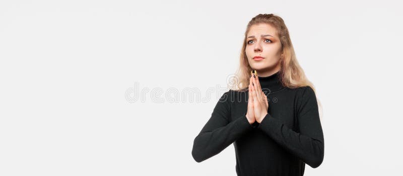 迷人的金发女孩和睦地祈祷，手掌紧紧紧紧紧紧紧紧紧紧紧紧紧紧紧紧. 广告位置 免版税库存图片