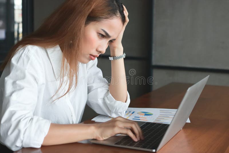 迷茫的遭受严厉的翻倒年轻亚裔女商人从消沉在工作场所 库存照片 迷茫的遭受严厉的翻倒年轻亚裔女商人从消沉在工作场所 库存照片