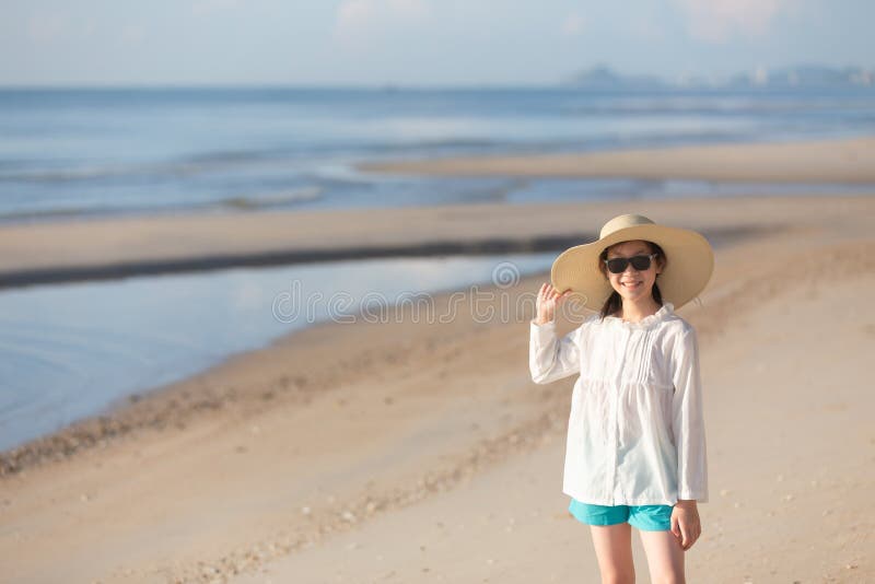 逗人喜爱的女孩,美女画象海滩的享受夏天v 图库摄影 逗人喜爱的女孩,美女画象海滩的享受夏天v 图库摄影