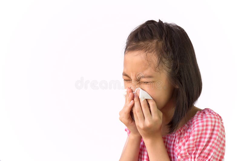 逗人喜爱的在纸手帕,打喷嚏在组织的亚裔女孩的女孩吹的鼻子画象隔绝在白色背景,干草 免版税库存图片 逗人喜爱的在纸手帕,打喷嚏在组织的亚裔女孩的女孩吹的鼻子画象隔绝在白色背景,干草 免版税库存图片