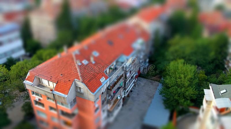逗人喜爱的玩具喜欢一栋居民住房的红色陶瓷瓦屋顶微型掀动转移作用照片说明诗概念的 库存照片