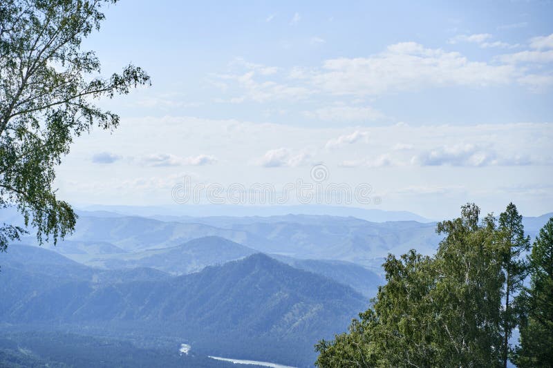 郁郁葱葱的山景，郁郁葱葱的绿树，晴朗的蓝天 库存照片