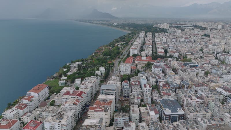 都市沿海城市区的空中观. 旅游目的地公寓楼和酒店. 安塔利亚