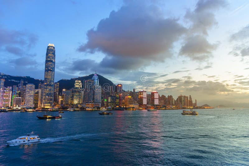 都市风景和地平线在维多利亚港口暮色时间的 普及的见解问题的日落时间的香港市 免版税图库摄影 都市风景和地平线在维多利亚港口暮色时间的 普及的见解问题的日落时间的香港市 免版税图库摄影