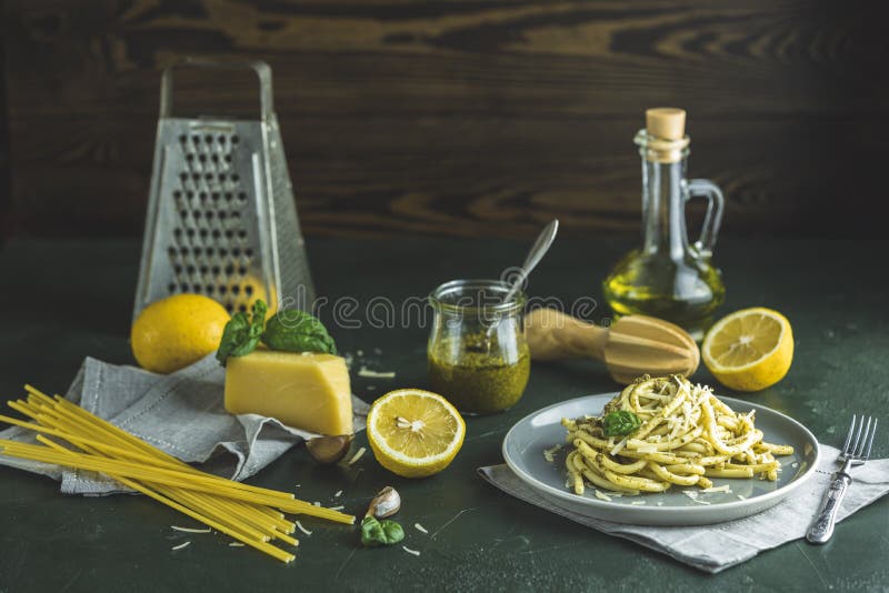 配香蒜酱和帕尔马干酪的意大利面 用吉诺韦鱼酱配灰盘的意大利传统百叶莲面