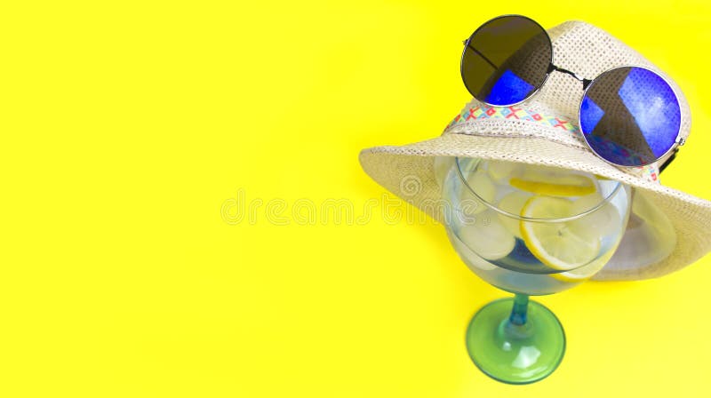 酒杯配水果和冰，配夏日帽和圆太阳镜 图库摄影