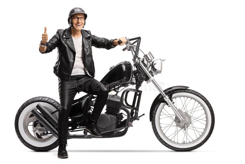 酷酷的高级摩托车手坐在直升机摩托车上竖起大拇指