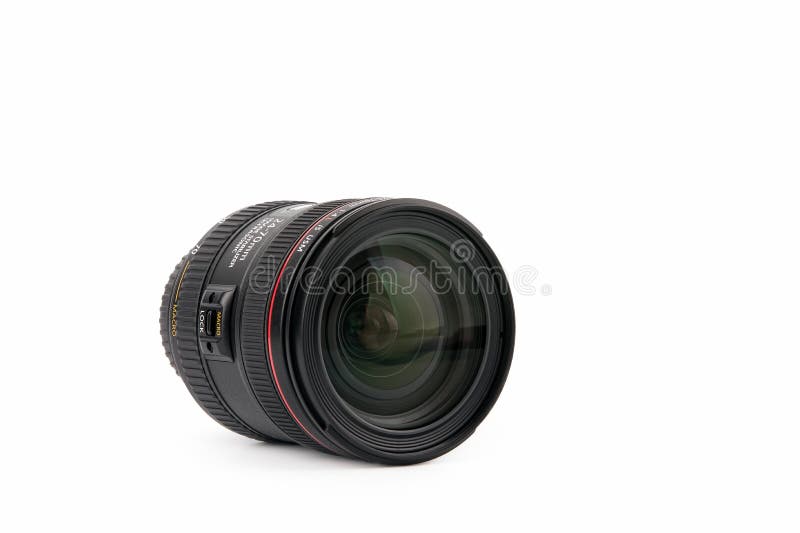 里加，拉脱维亚- 2018年3月05日：特写镜头佳能变焦镜头E-F 24-70mm f/4L是在白色背景隔绝的USM 免版税库存照片